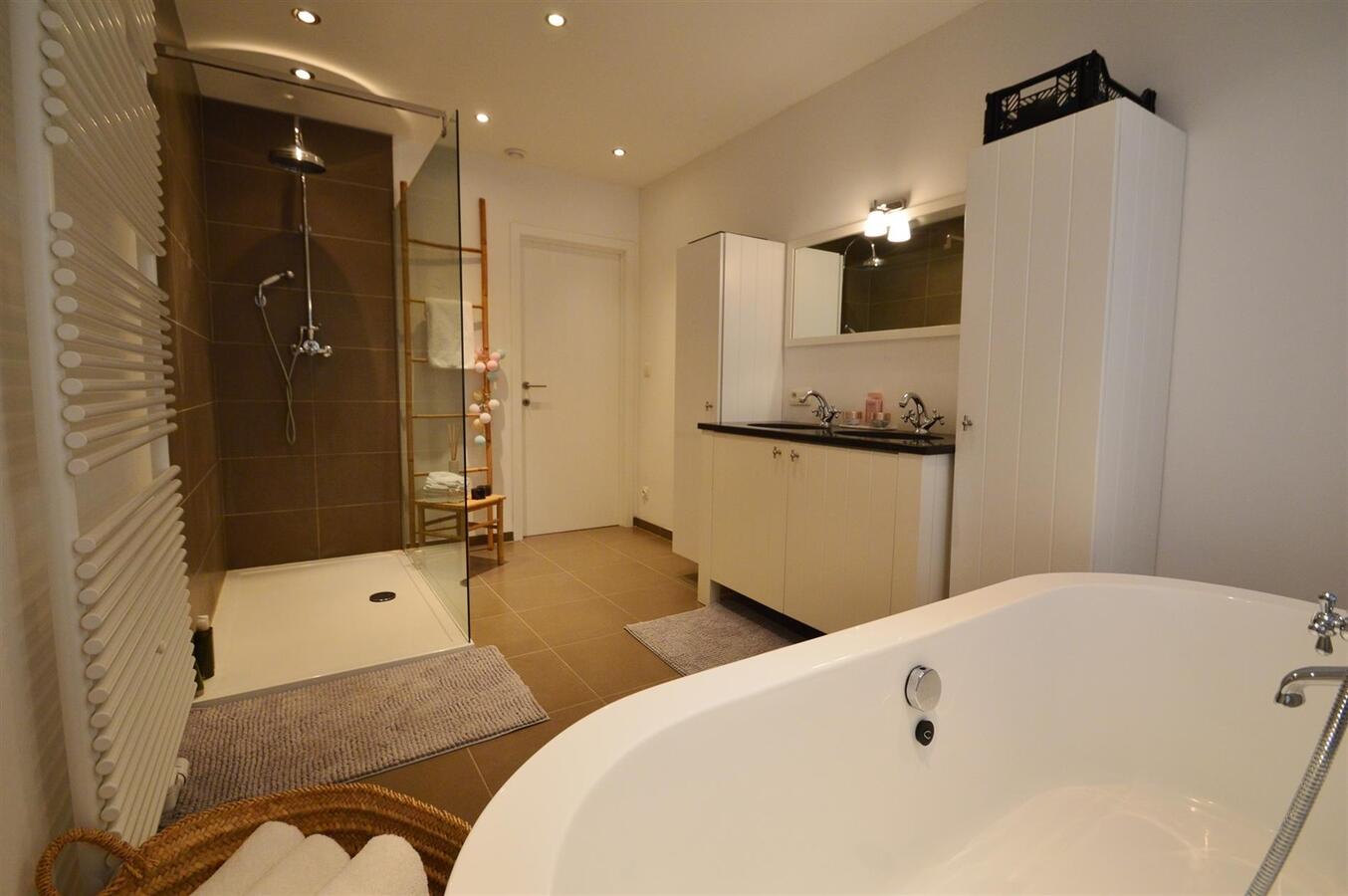 Klassevol gerenoveerde gezinswoning met tuin - Heist 