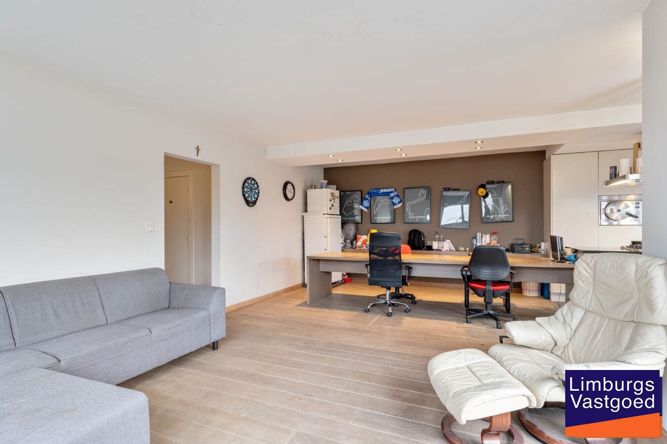 Industrieel gebouw, met woonst.1.696m², met kantoren 120m² + appartement 120m², Genk-Zuid 