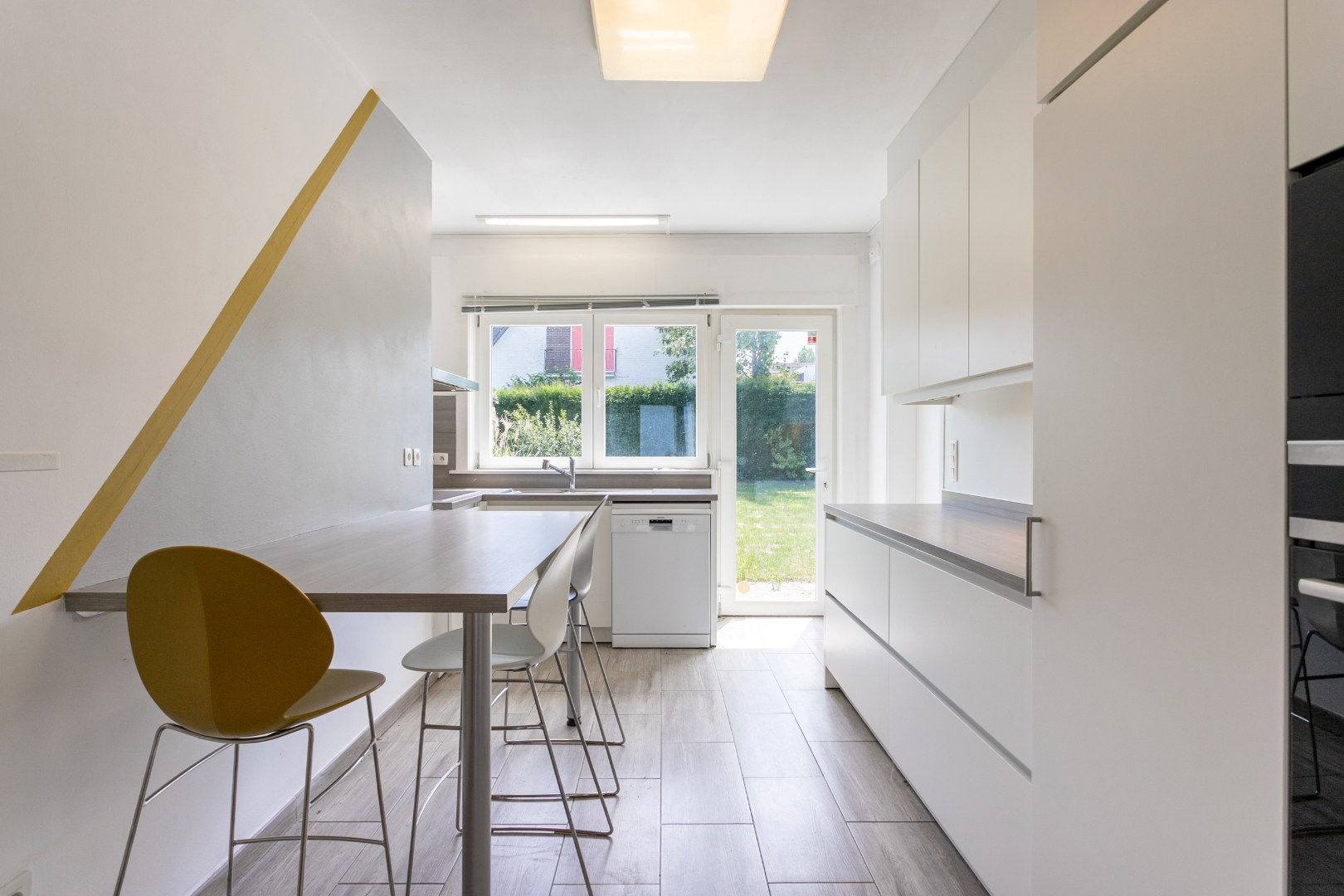 Ruime 4-gevelwoning met 4 slaapkamers, bureau, garage en tuin op 626 m² met bouwpotentieel in Halle 