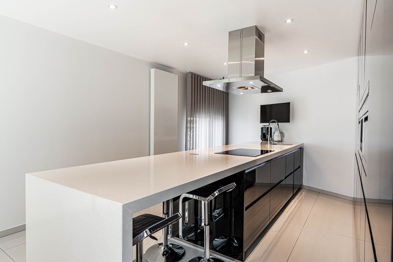 Commercieel gelegen woning met magazijn en parking 