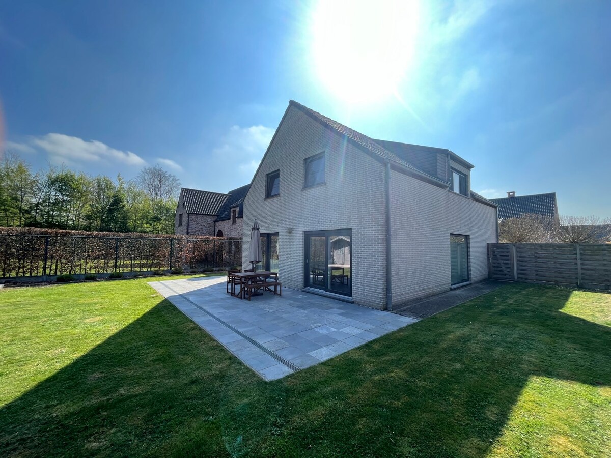 Ruime villa in residentiële wijk te Dikkelvenne 
