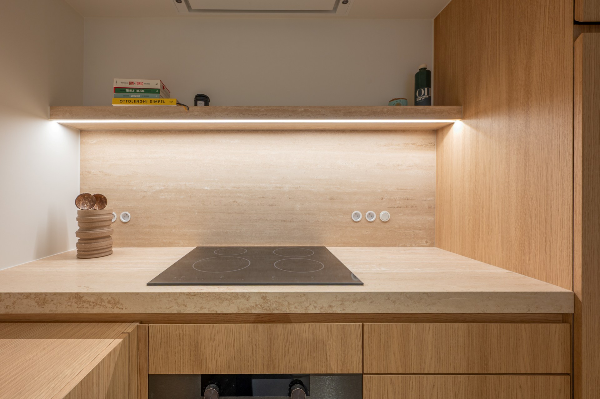 Prachtig gerenoveerd 2 slaapkamerappartement met zijdelings zeezicht centraal gelegen vlakbij de Lippenslaan te Knokke 