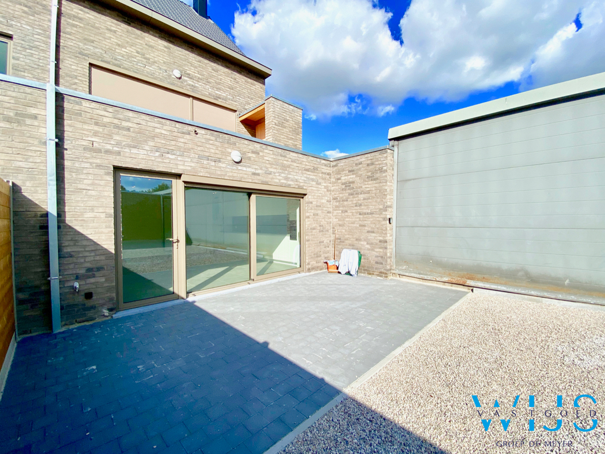 Instapklaar GELIJKVLOERSAPP. met tuin &amp; garage te Zelzate ! 