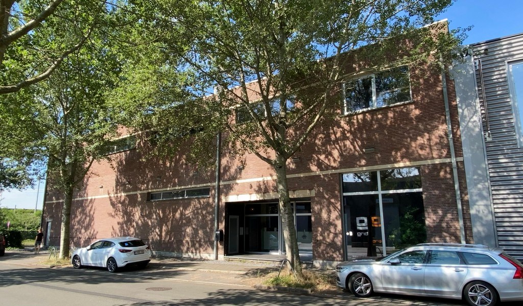 Instapklaar loftkantoor met groot terras te huur in Gentbrugge