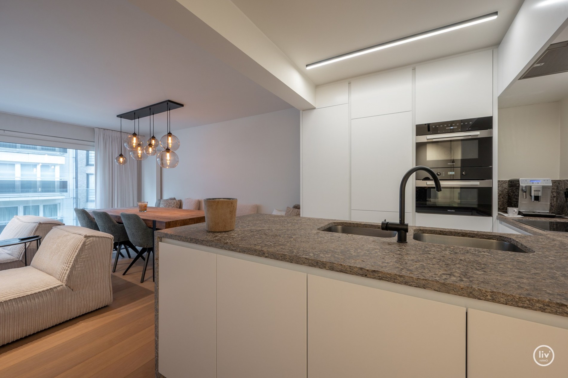 Prachtig ruim 2 slaapkamerappartement met mooie gevelbreedte en groot zonneterras op een topligging vlakbij de Dumortierlaan te Knokke. Garage mogelijk in het gebouw. 