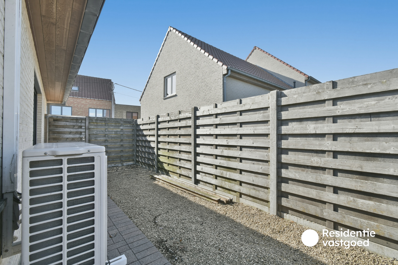 Verzorgde alleenstaande bungalow met tuin, garage en groot terras in het rustige Ettelgem 