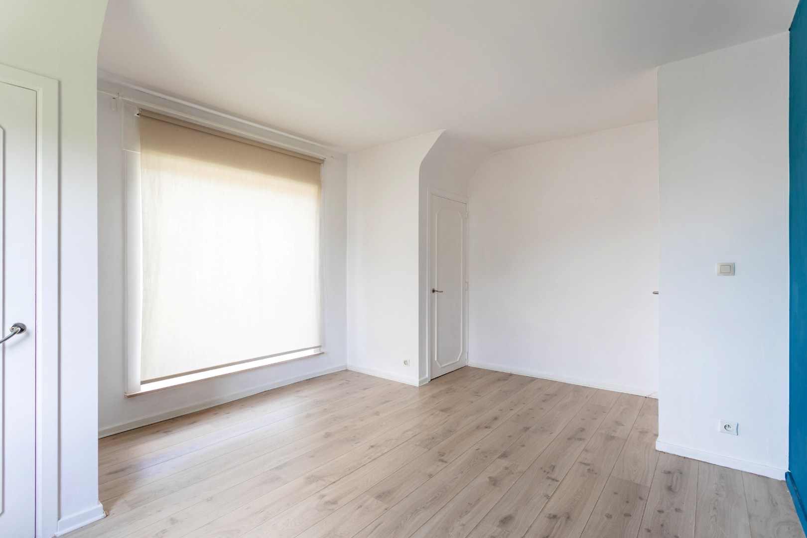Ruime 4-gevelwoning met 4 slaapkamers, bureau, garage en tuin op 626 m² met bouwpotentieel in Halle 