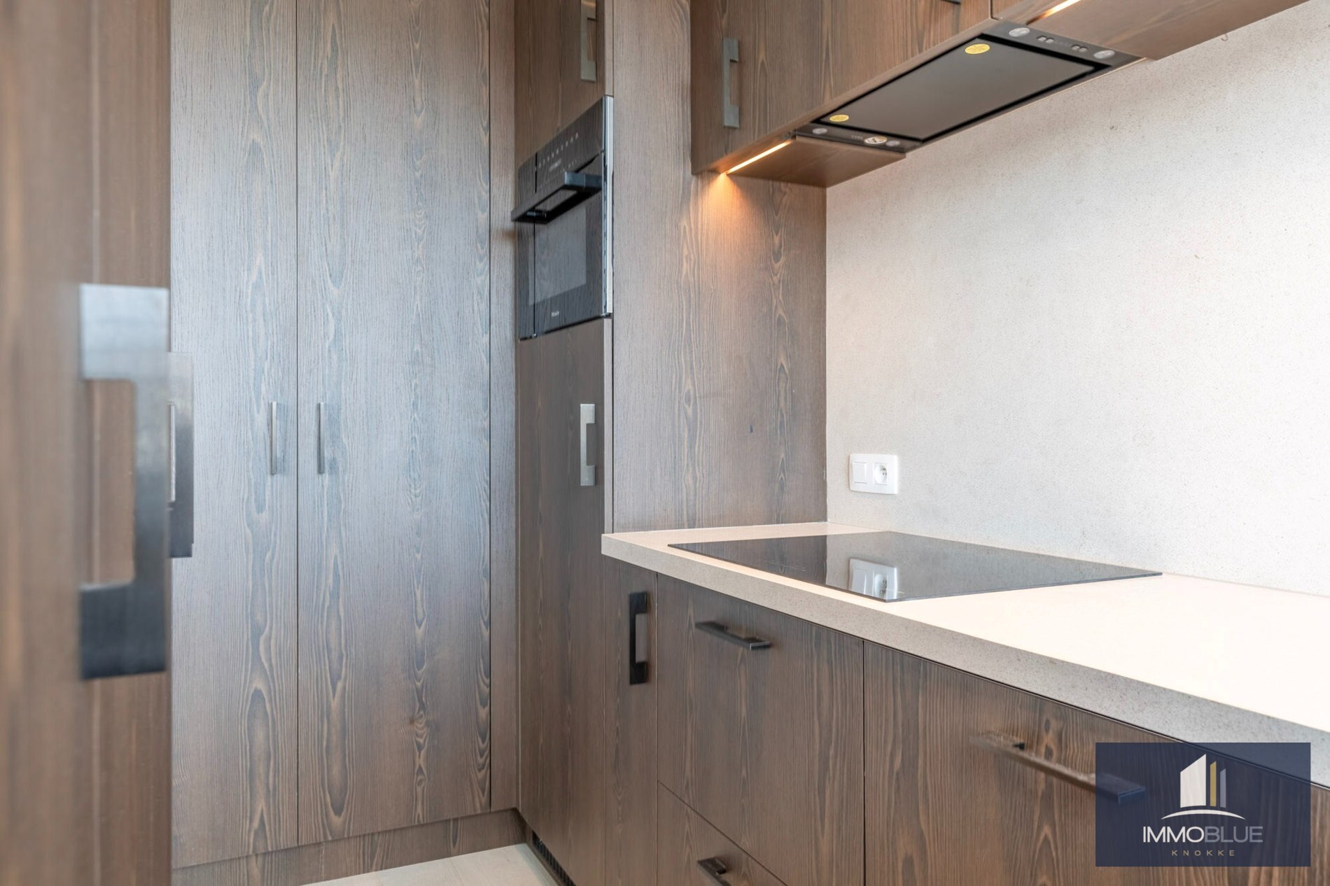 Situé dans un endroit calme, cet appartement entièrement rénové offre une vue dégagée sur les villas. 