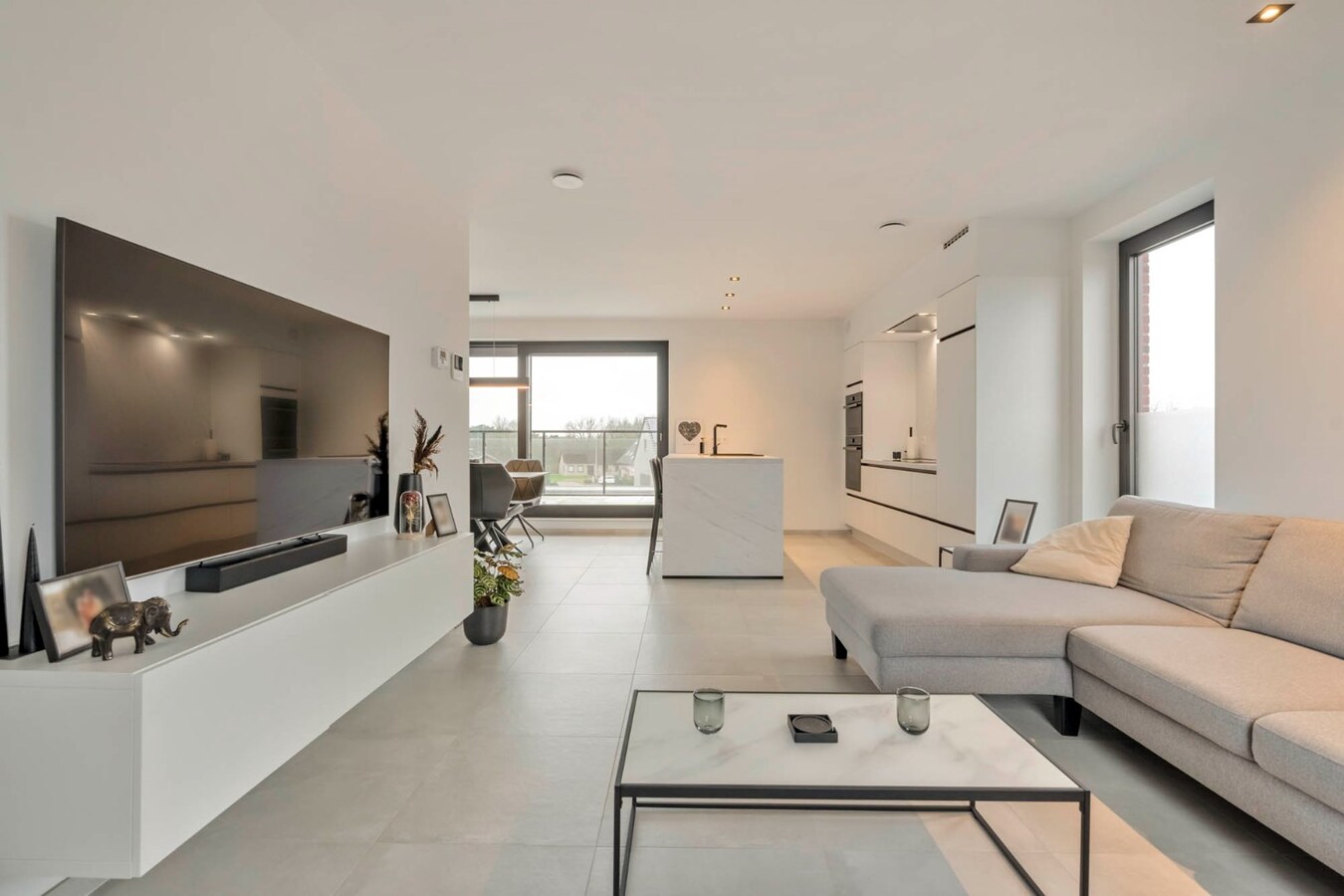 Recent duplex appartement met 2 slaapkamers en garage. 