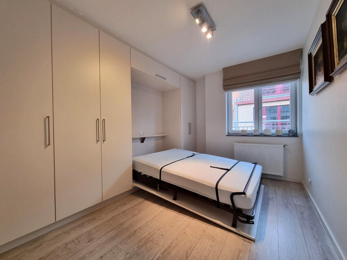 Zeer ruim, breed en lichtrijk woonappartement met groot zongericht terras 