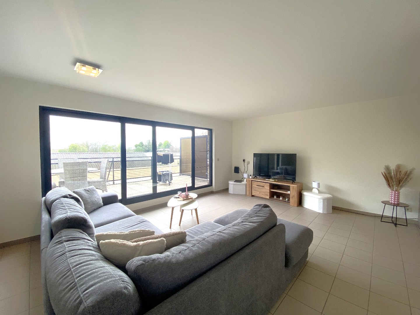 Ruim appartement met 3 slaapkamers, garage en groot terras op centrale ligging! 