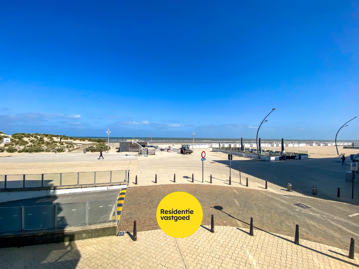 2-slaapkamerappartement (84m²) met FRONTAAL &amp; LATERAAL ZEEZICHT en 2 TERRASSEN op de zeedijk te De Panne. 