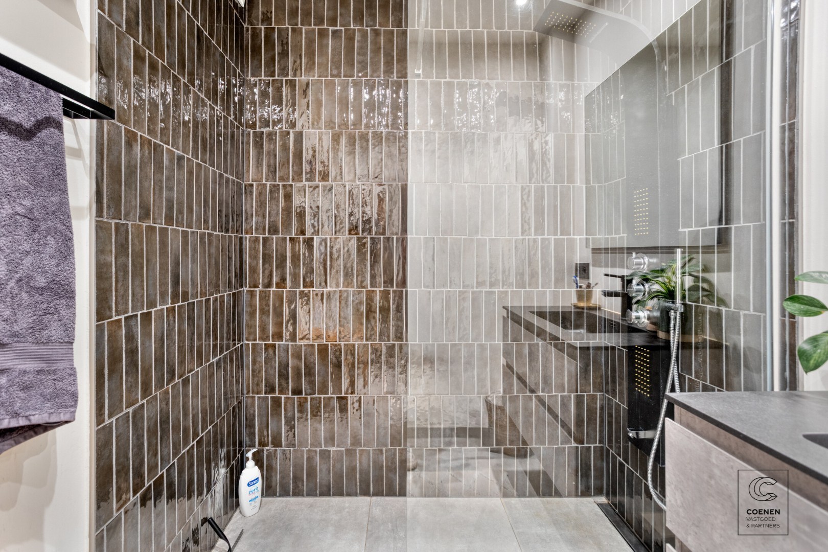 Stijlvol gerenoveerd appartement met 2 slaapkamers &amp; zonnig terras op toplocatie te Berchem 