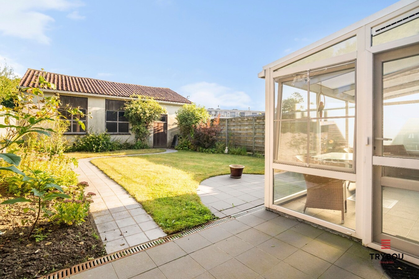 Centraal gelegen, halfopen woning met loods op perceel van 625m² 