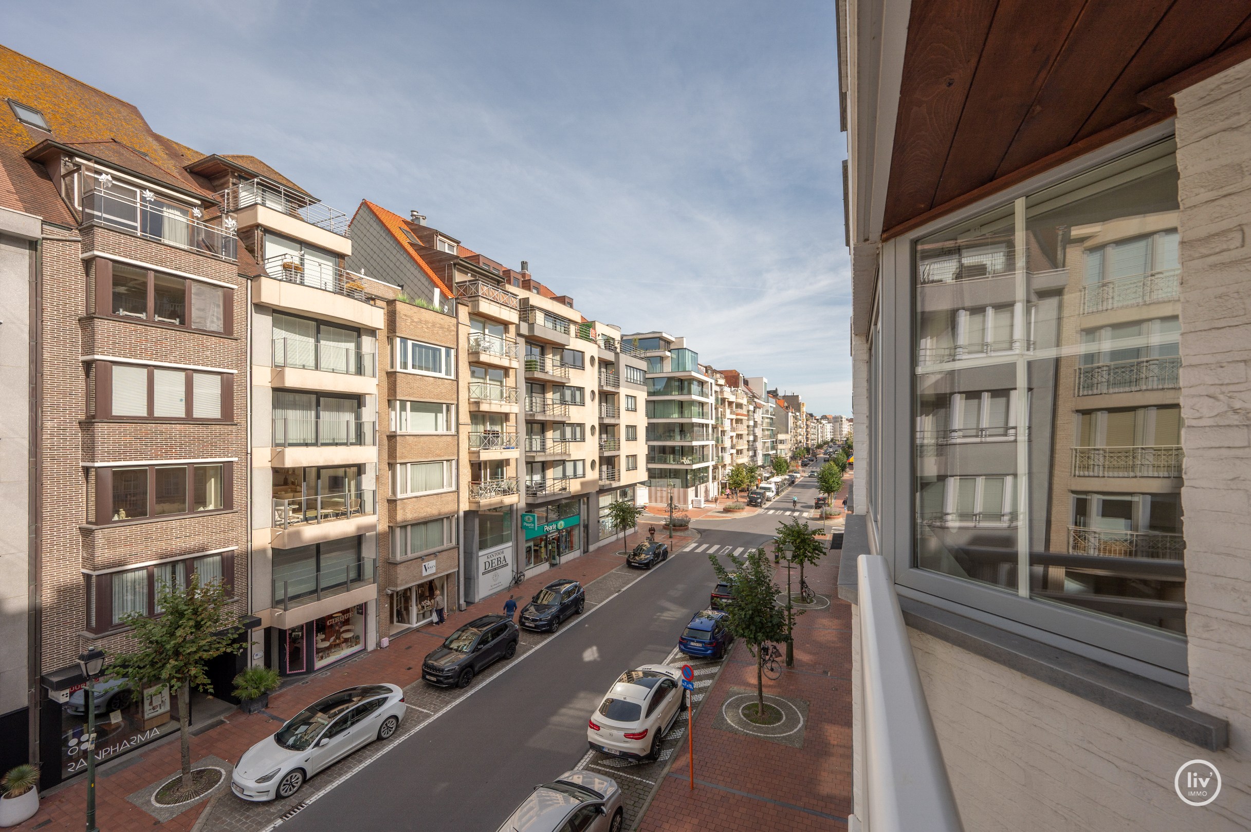 Appartement exceptionnellement spacieux avec une largeur de façade exceptionnelle et une superficie totale de 163 m², idéalement situé sur l'avenue Dumortier à Knokke. 