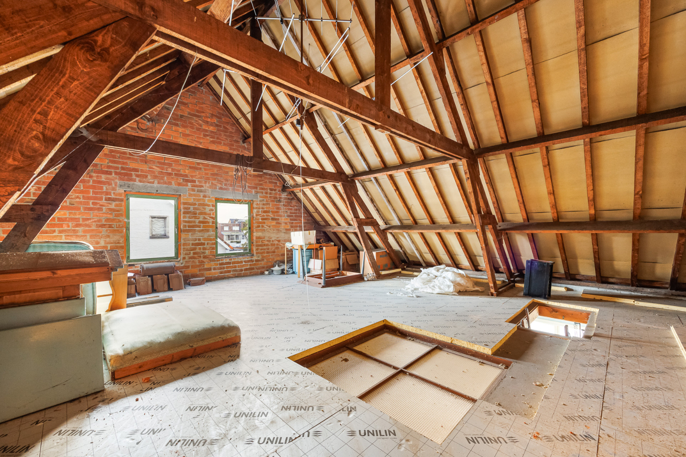 Te renoveren HOB met 3 slpk en 3 garages te Herentals! 