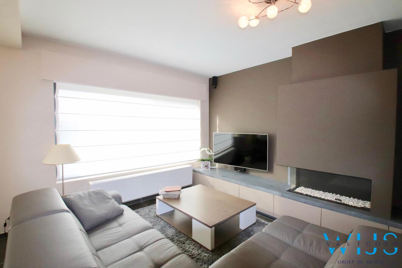 Tot in de puntjes gerenoveerde halfopen bebouwing met lounge gedeelte! 