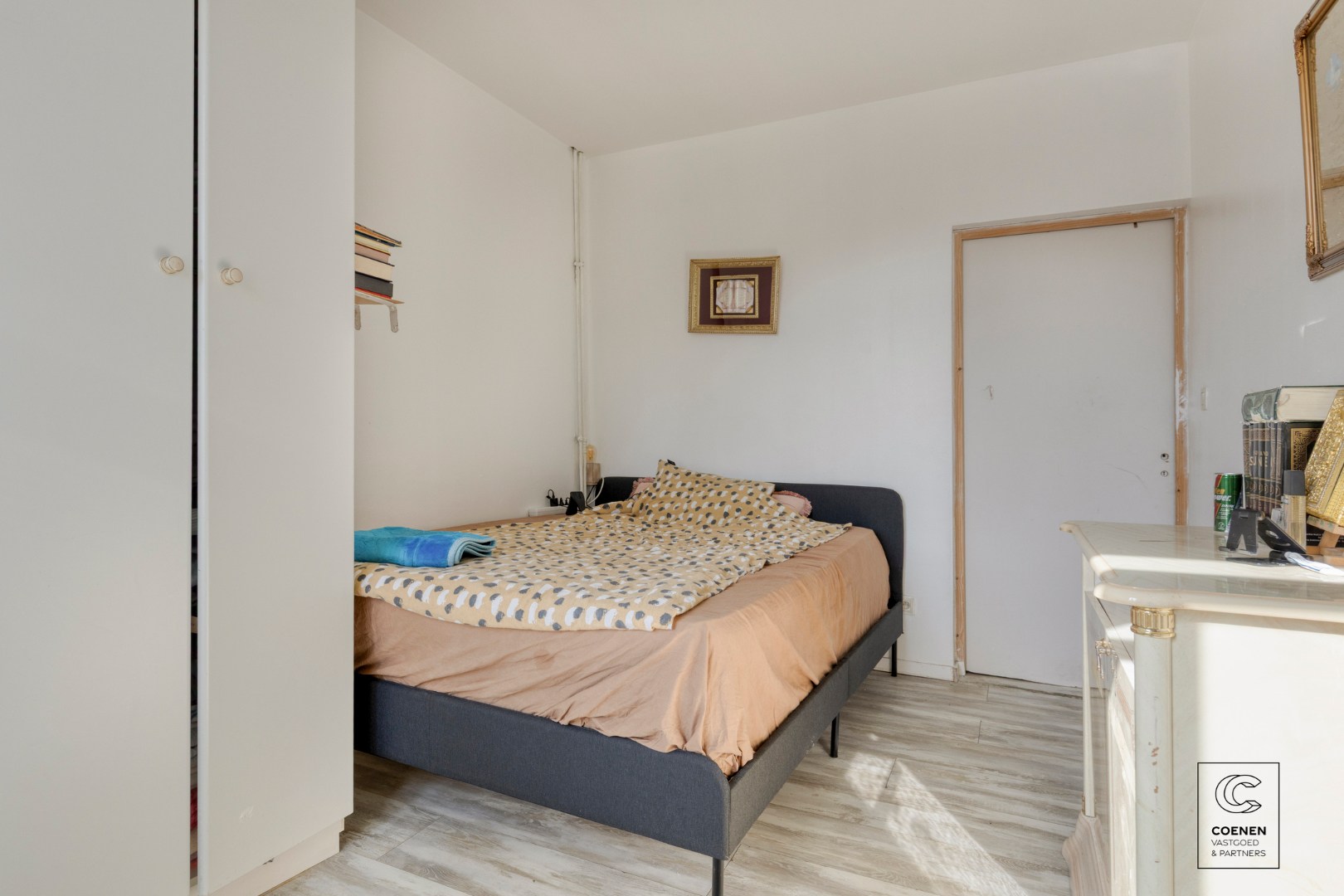 Ruime handelswoning, momenteel ingericht als handelsruimte en 2 appartementen op goede ligging te Antwerpen! 