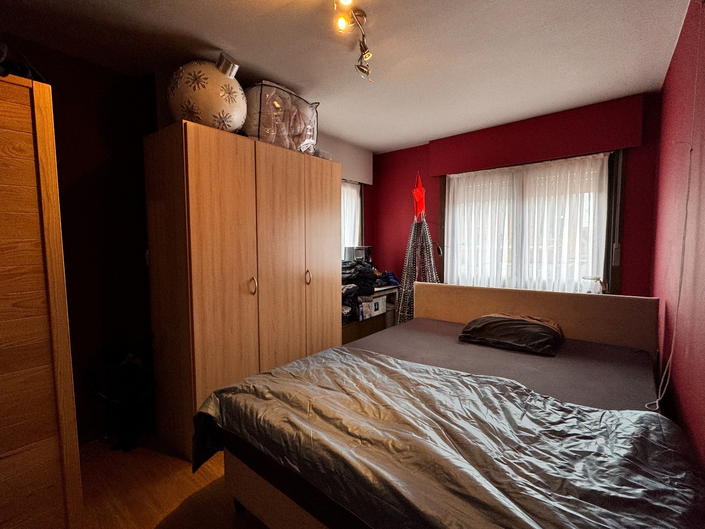 Ruime deels gerenoveerde woning met 3 slaapkamers, tuin en garage 