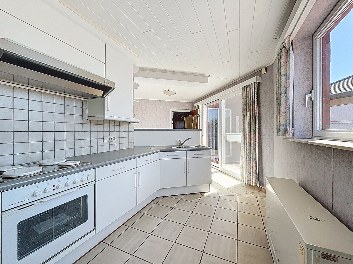 Te renoveren woning met garage en tuin nabij centrum Zottegem 