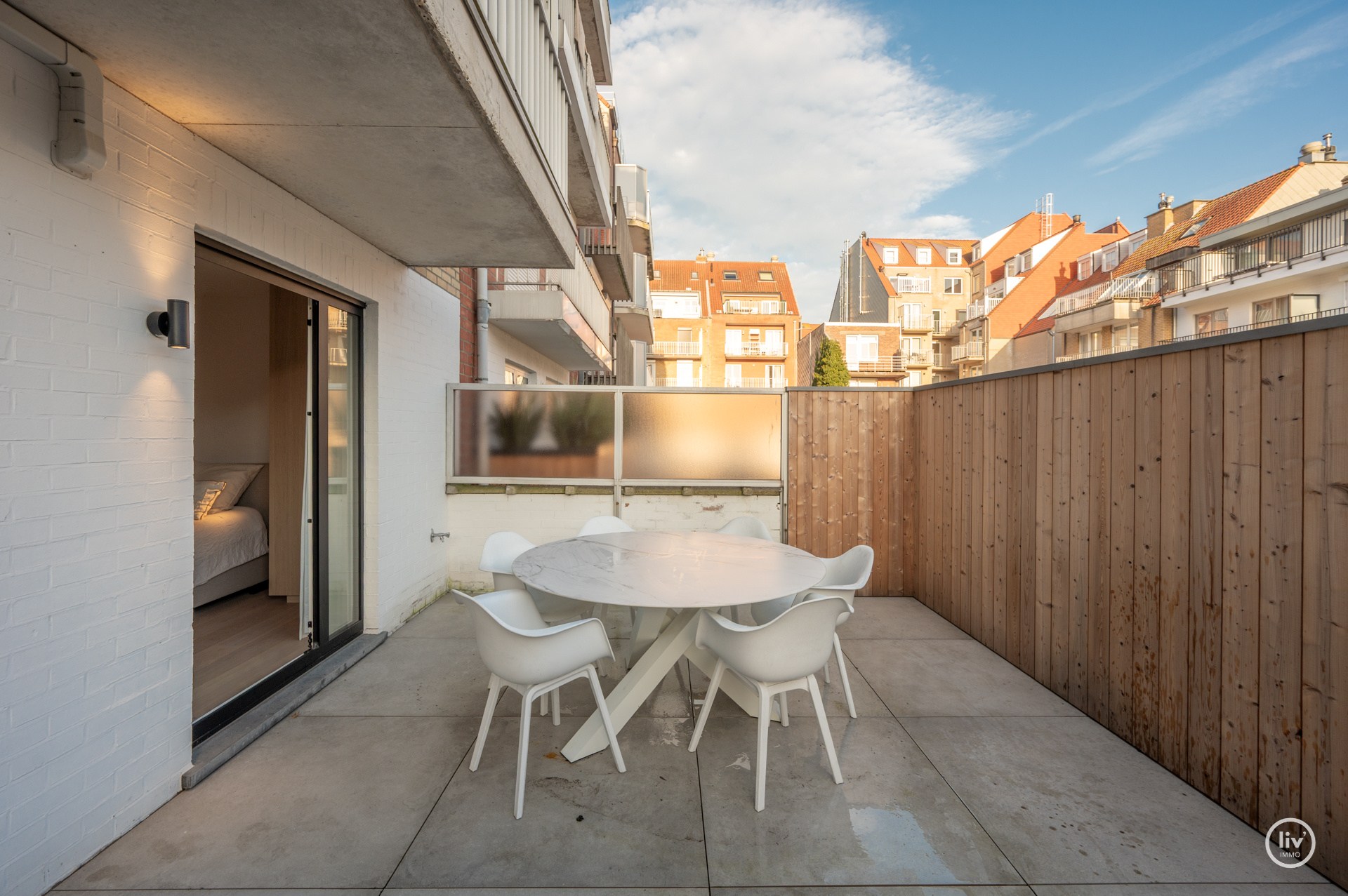 Prachtig ruim 2 slaapkamerappartement met mooie gevelbreedte en groot zonneterras op een topligging vlakbij de Dumortierlaan te Knokke. Garage mogelijk in het gebouw. 