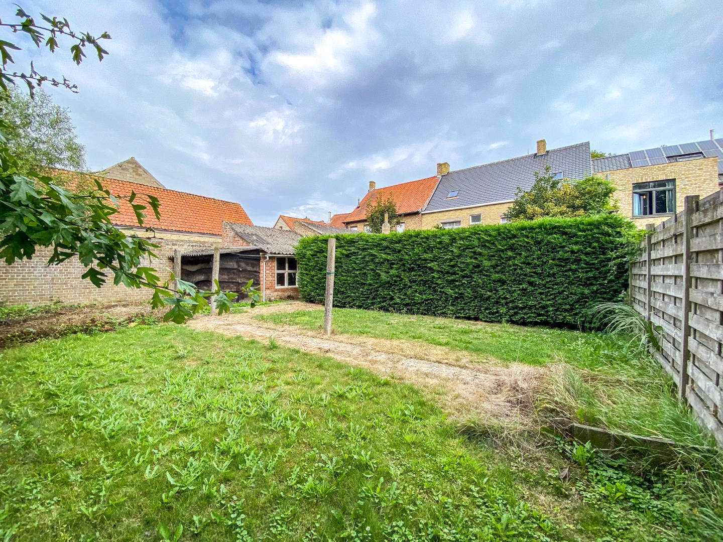 Zeer ruime te renoveren woning met statige gevel op 445 m² met zuid-west georiënteerde tuin. 