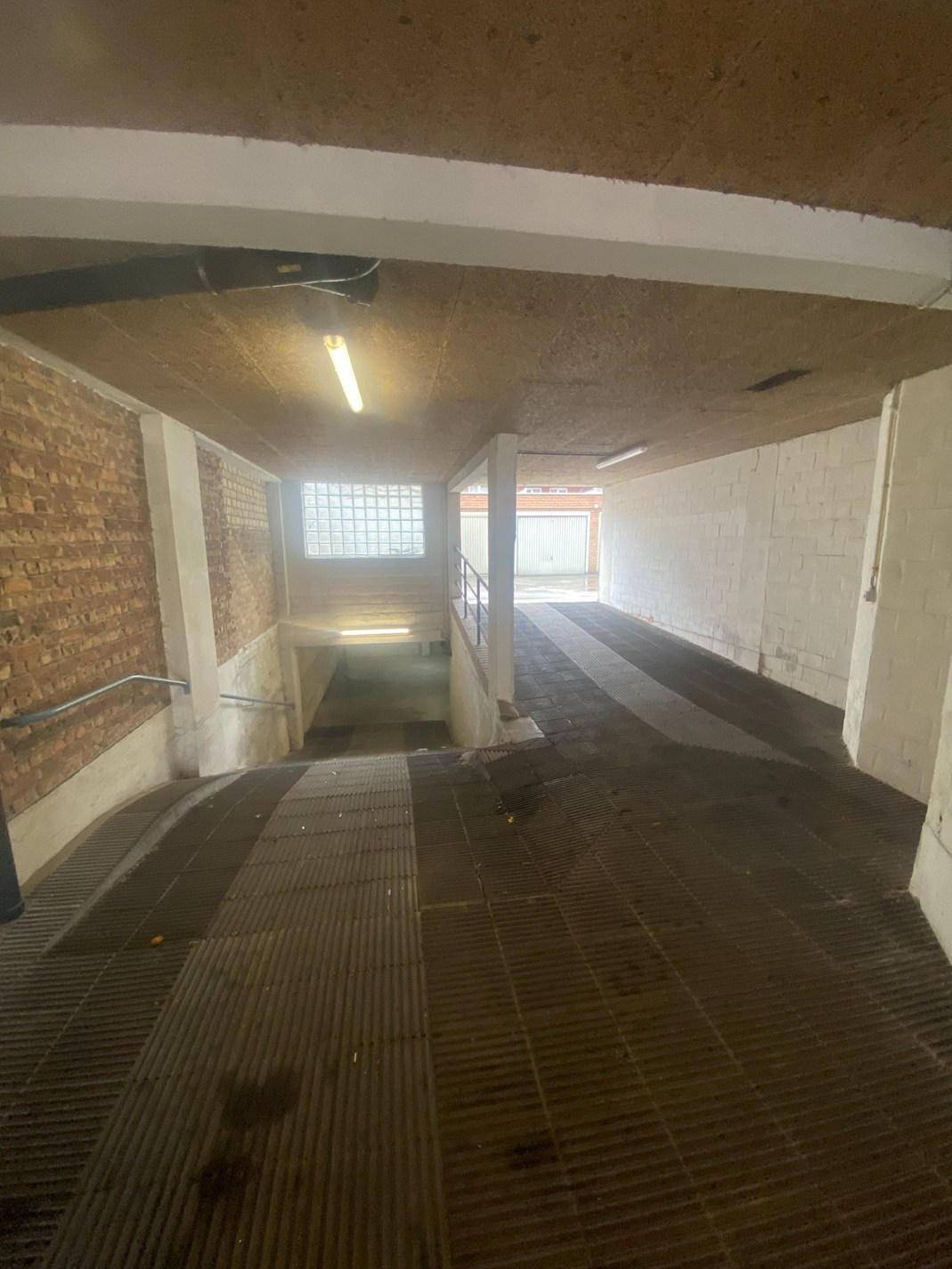 Enkele garagebox te Koningslaan in residentie Blue Logan. Vlot bereikbaar. 