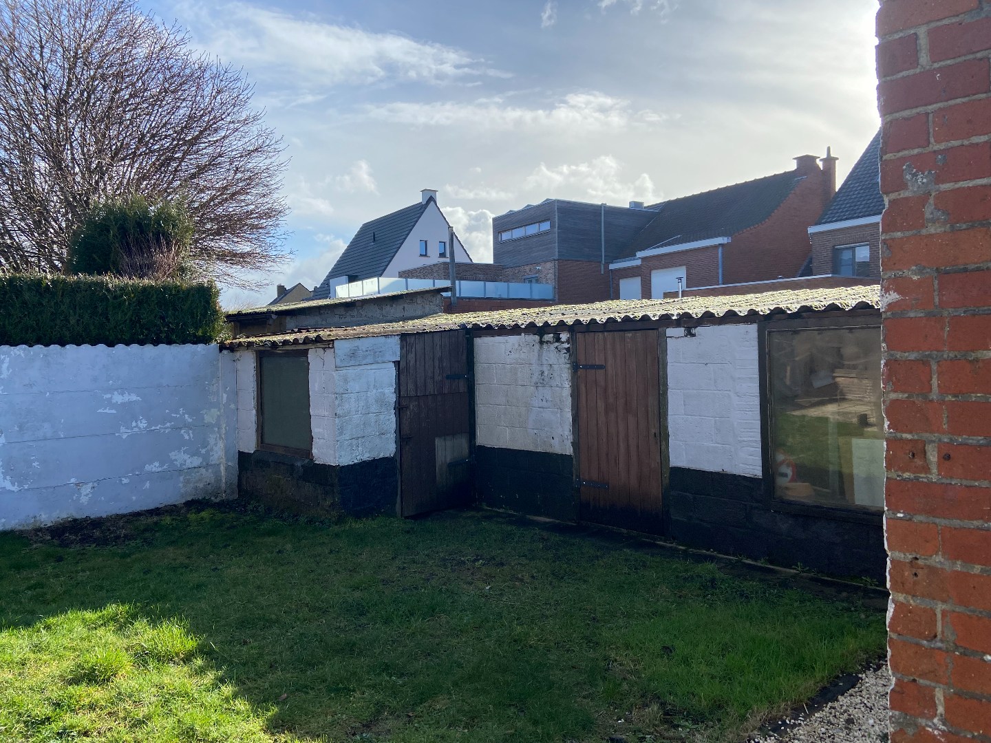 Degelijke halfopen bebouwing met groot potentieel op mooi hoekperceel van 524 m²! 