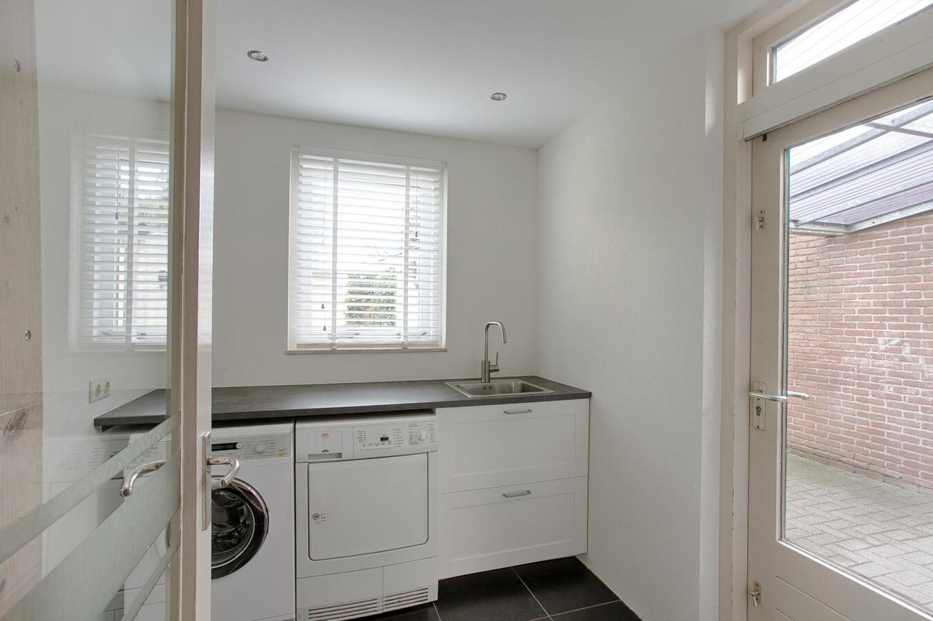 Ruim uitgebouwde hoekwoning met garage, berging, carport en vrije achterom gelegen in een rustige, kindvriendelijke straat tegenover een speelveld op 218 m² aan de Kievit 5 te Luyksgestel. 