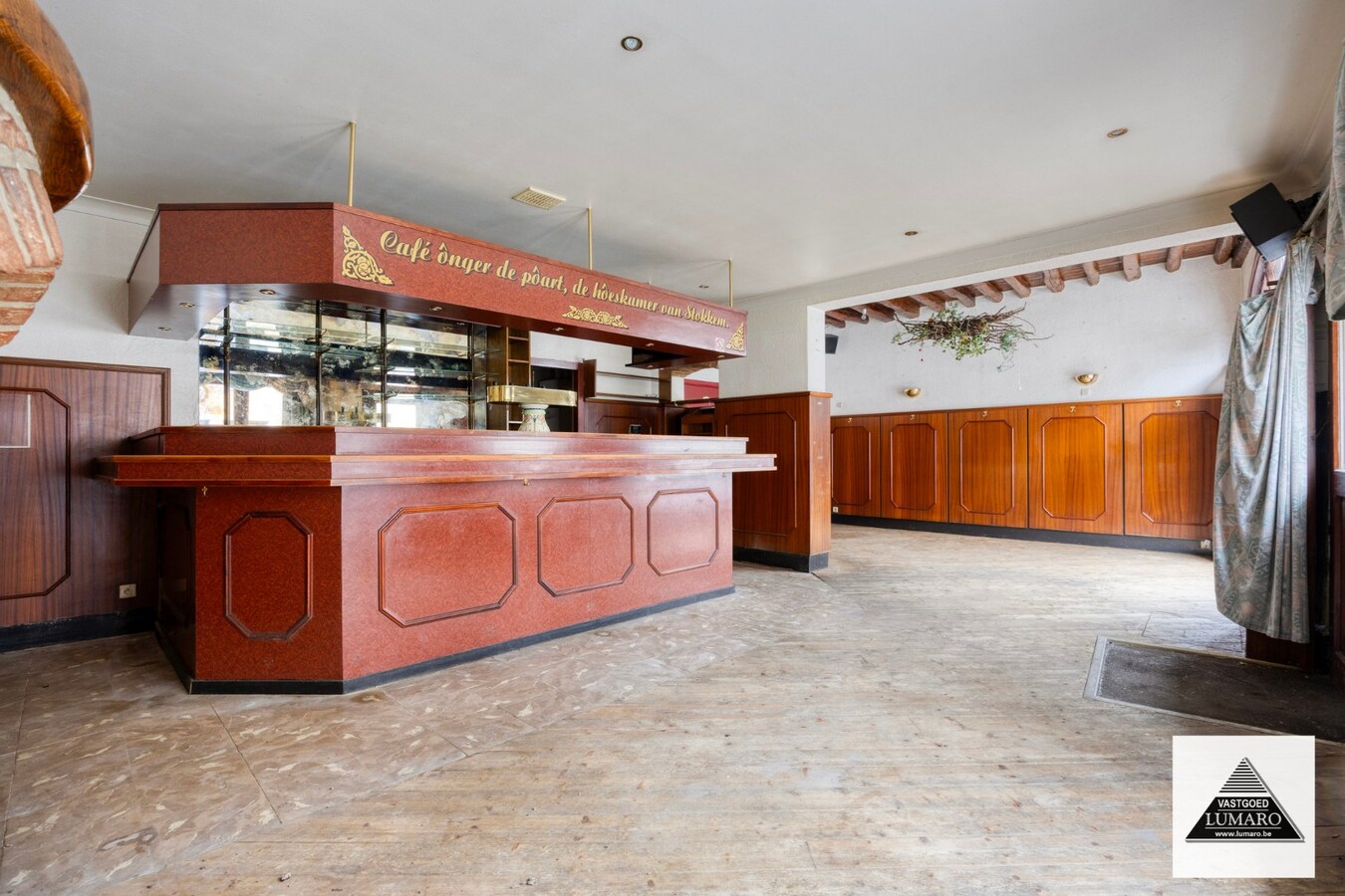 Te renoveren pand met woonst met pitoreske  voorgevel. "Önger de Poart". 