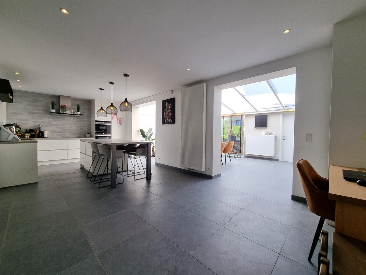 Prachtige, volledig gerenoveerde halfopen bebouwing op groot perceel van 842m² 