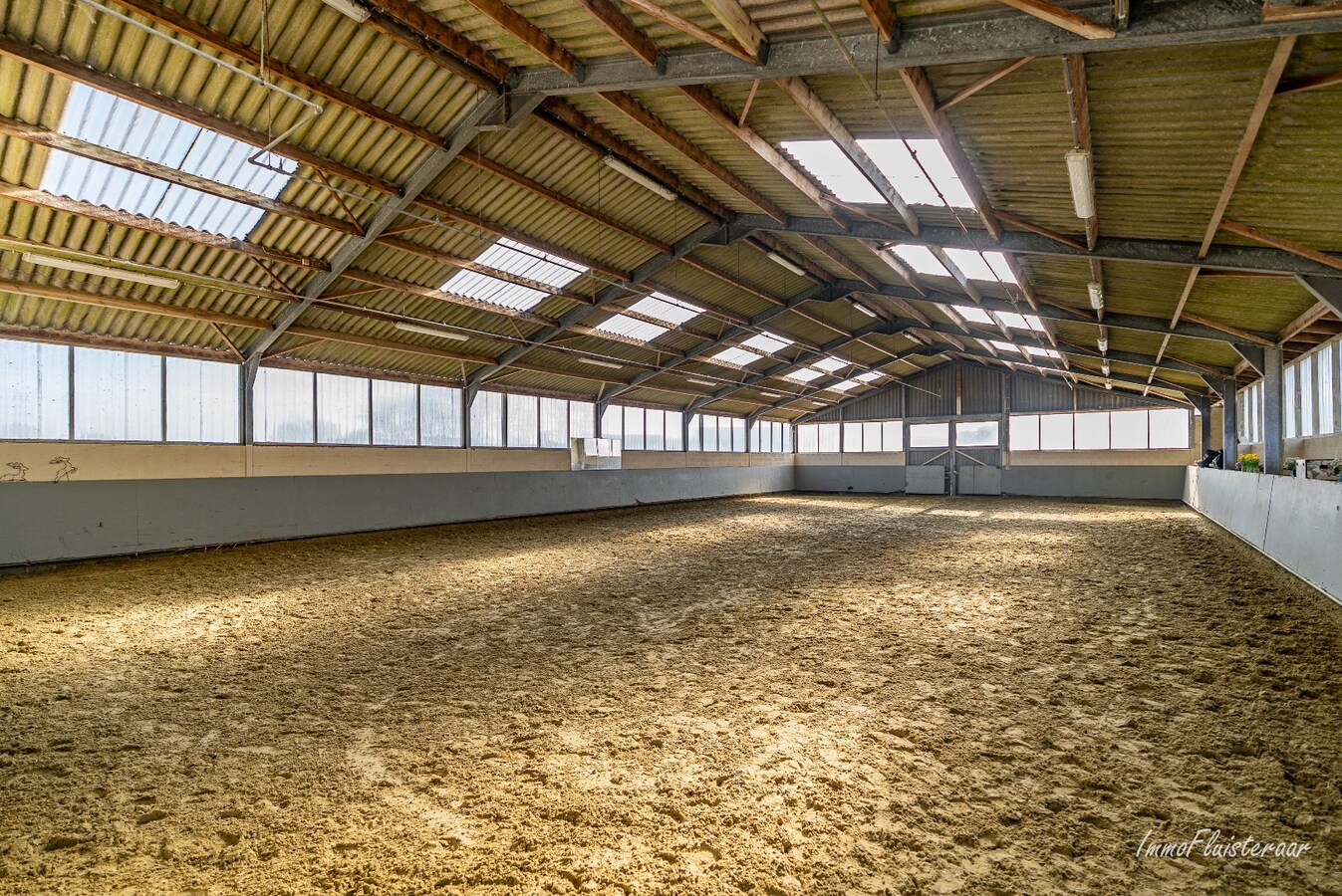 Uitzonderlijke woning met paardenaccommodatie, binnen- en buitenpiste op ca. 9,4 ha te Haacht 