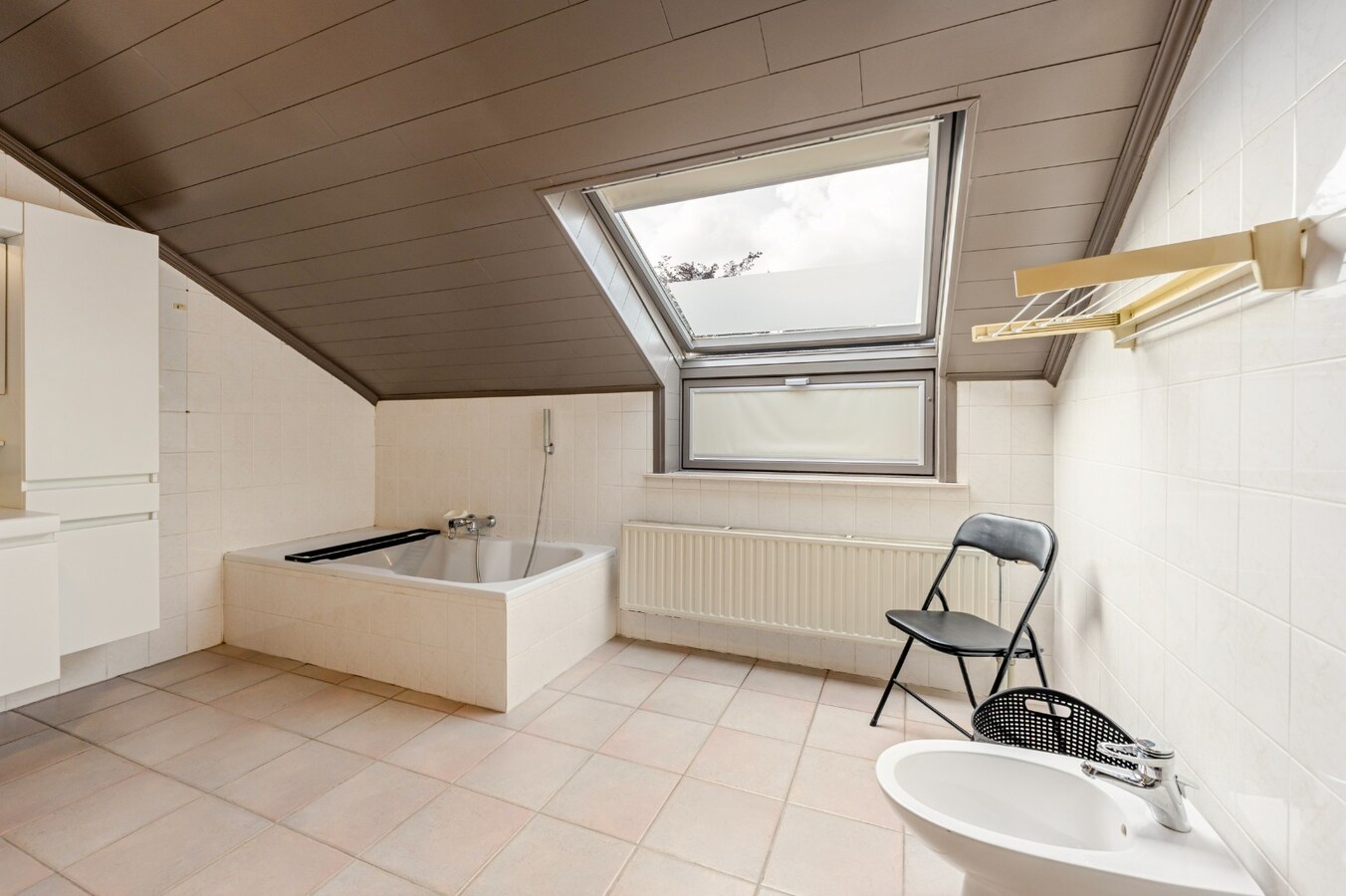 Wonen en werken combineren op toplocatie te Ichtegem - handelswoning met ruime woonst, tuin en garage 