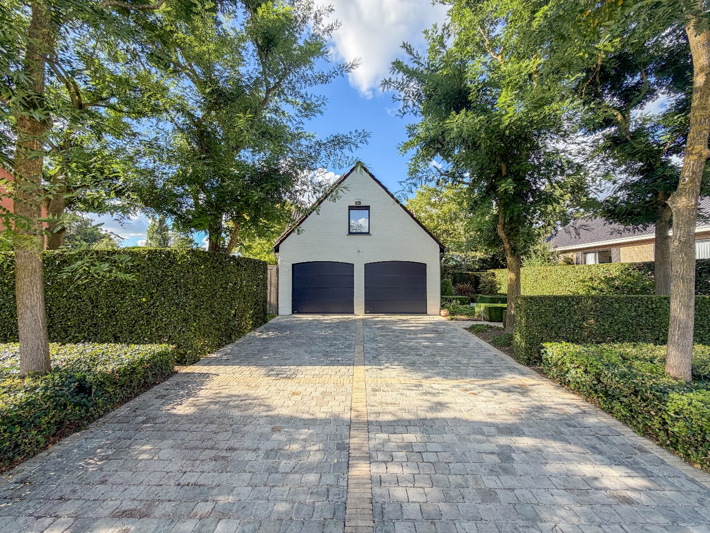 Ruime villa met prachtige tuin en hoogwaardige afwerking, perceel van 1891 m², rustig gelegen te Torhout 