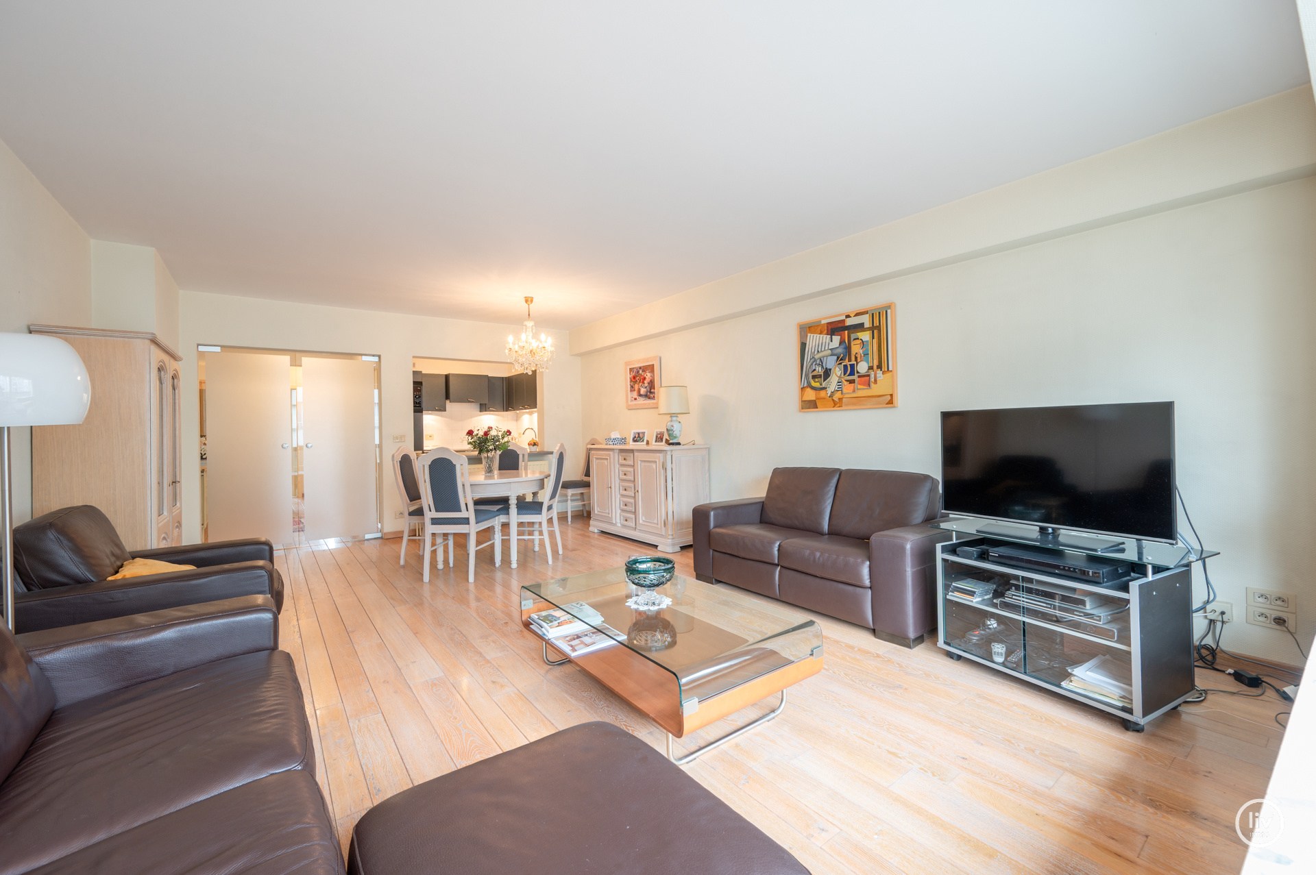 Aangenaam ruim 2 slaapkamerappartement met garage in het gebouw te Lippenslaan gelegen. 