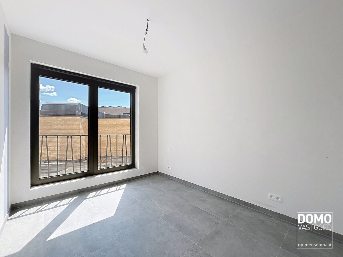 VOLLEDIG AFGEWERKT NIEUWBOUWAPPARTEMENT MET 2 SLAAPKAMERS, TERRAS, ONDERGRONDSE AUTOSTANDPLAATS EN KELDERBERGING IN RESIDENTIE "DE KWINT" TE ZONHOVEN 