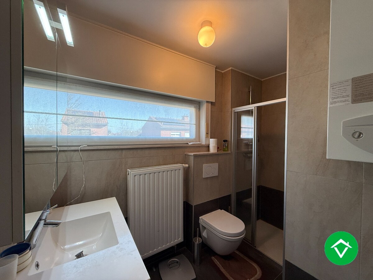 Stevige rijwoning met 4 slaapkamers, tuin en garage te Roeselare 