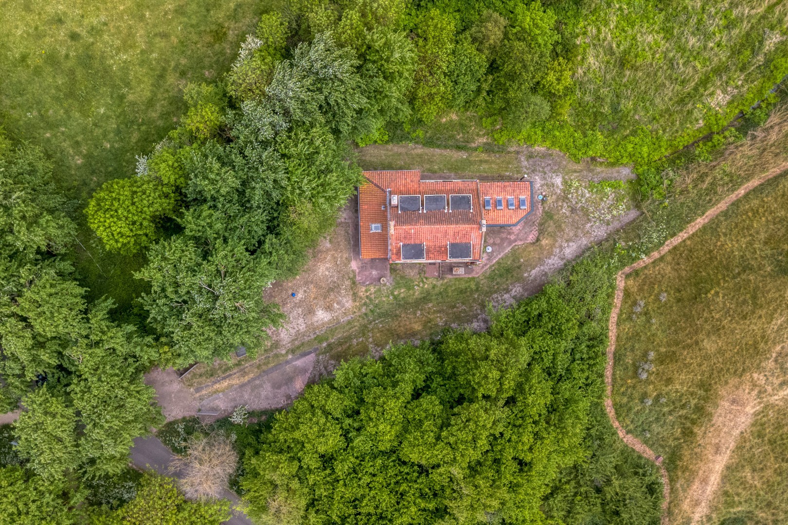 Een plek als deze komt zelden beschikbaar: een unieke combinatie van wonen tegen de duinen aan en nabij het strand en nabij de boswachterij op één van de meest geliefde plekken van de Zeeuwse kust. Bi 