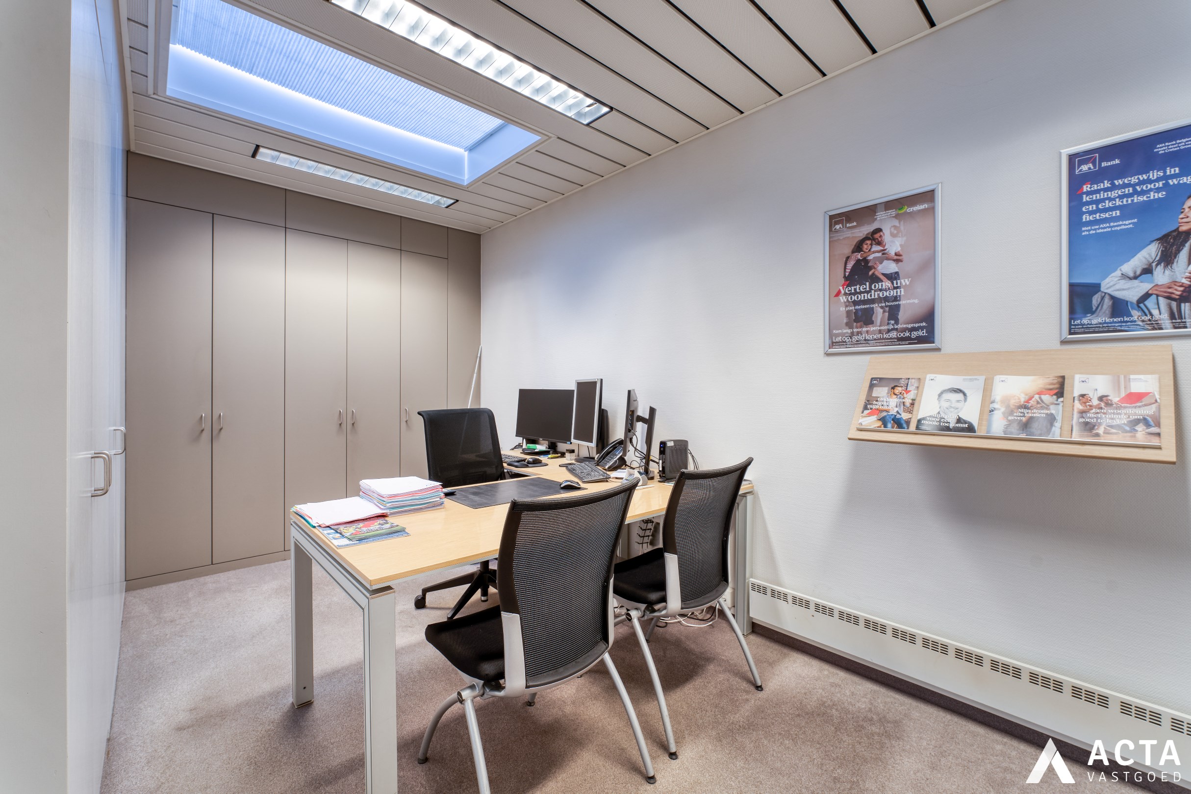 Ruim handelspand met parking op het Wapenplein in Oostende 