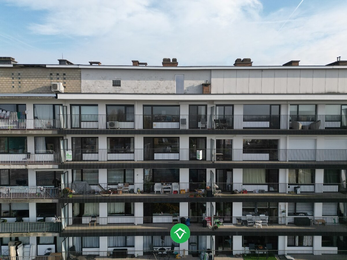 Instapklaar appartement met twee slaapkamers, ruim terras met prachtige vergezichten en kelderberging te Roeselare 