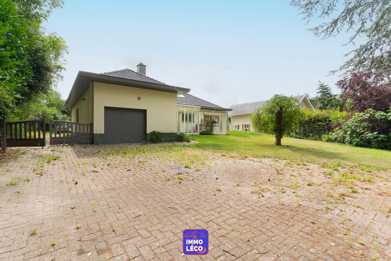 Villa "Semi Plain-Pied" érigée sur 2840m² avec grand étang, 2 garages &amp; parking privatif. 