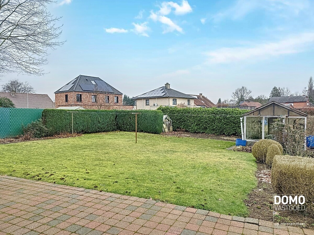 Charmante woning met ruime tuin en inpandige garage, rustig gelegen te Spalbeek. 