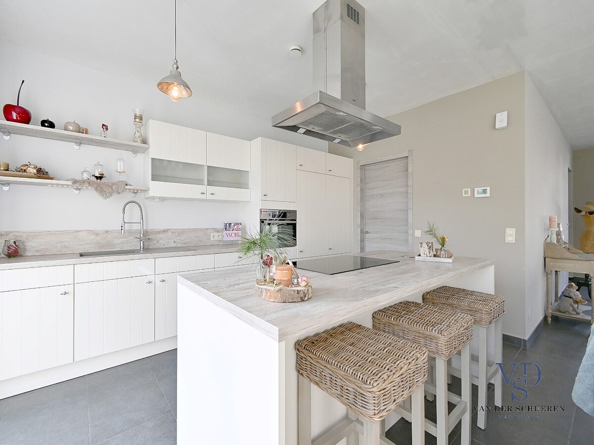 Recente pastorijwoning in hartje Dikkelvenne. 