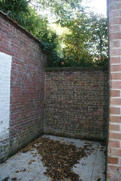 Centraal gelegen rijwoning stapvoets van het station te Roeselare 