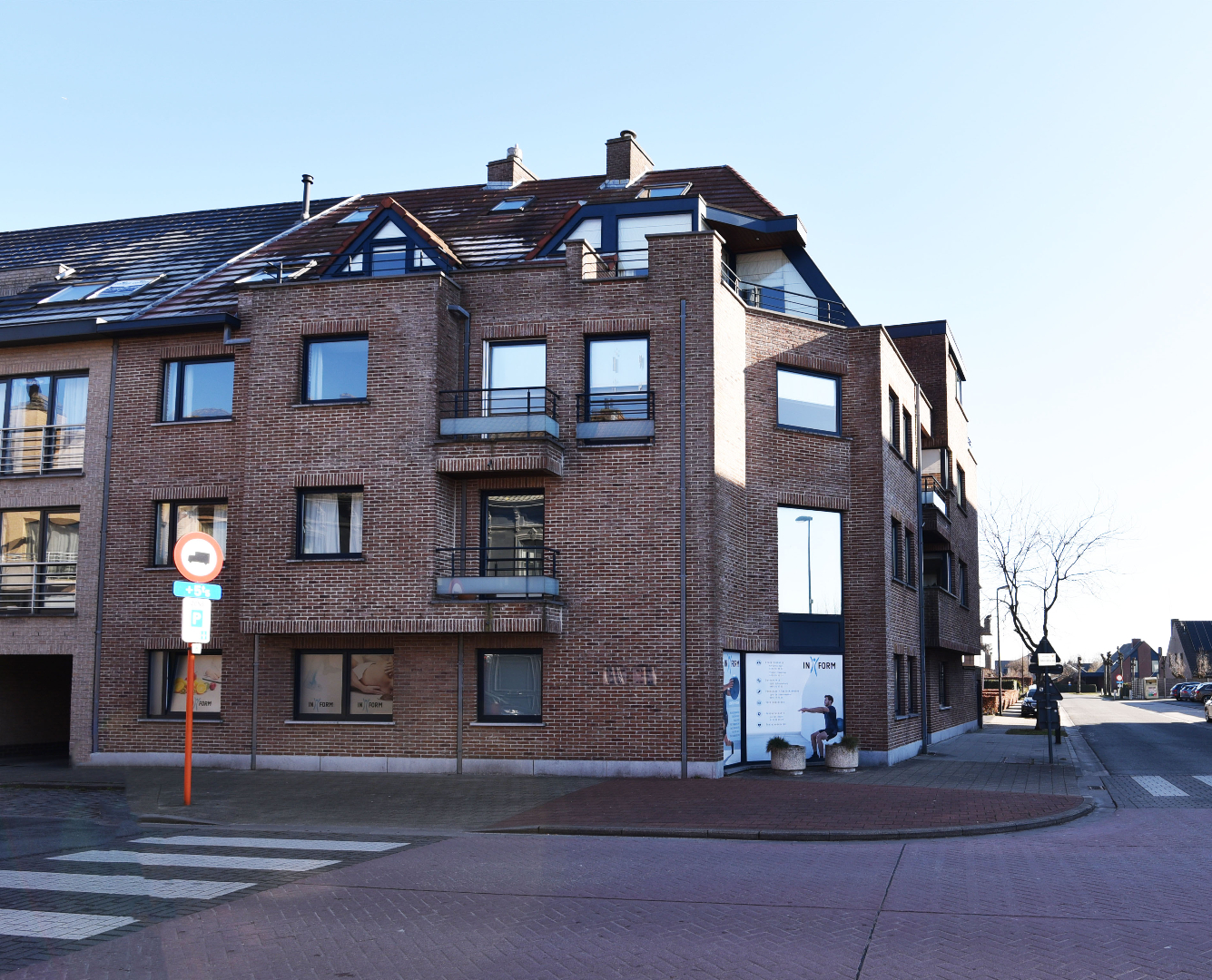 Lichtrijk hoekappartement met 2 slpks en garage te Maldegem centrum 