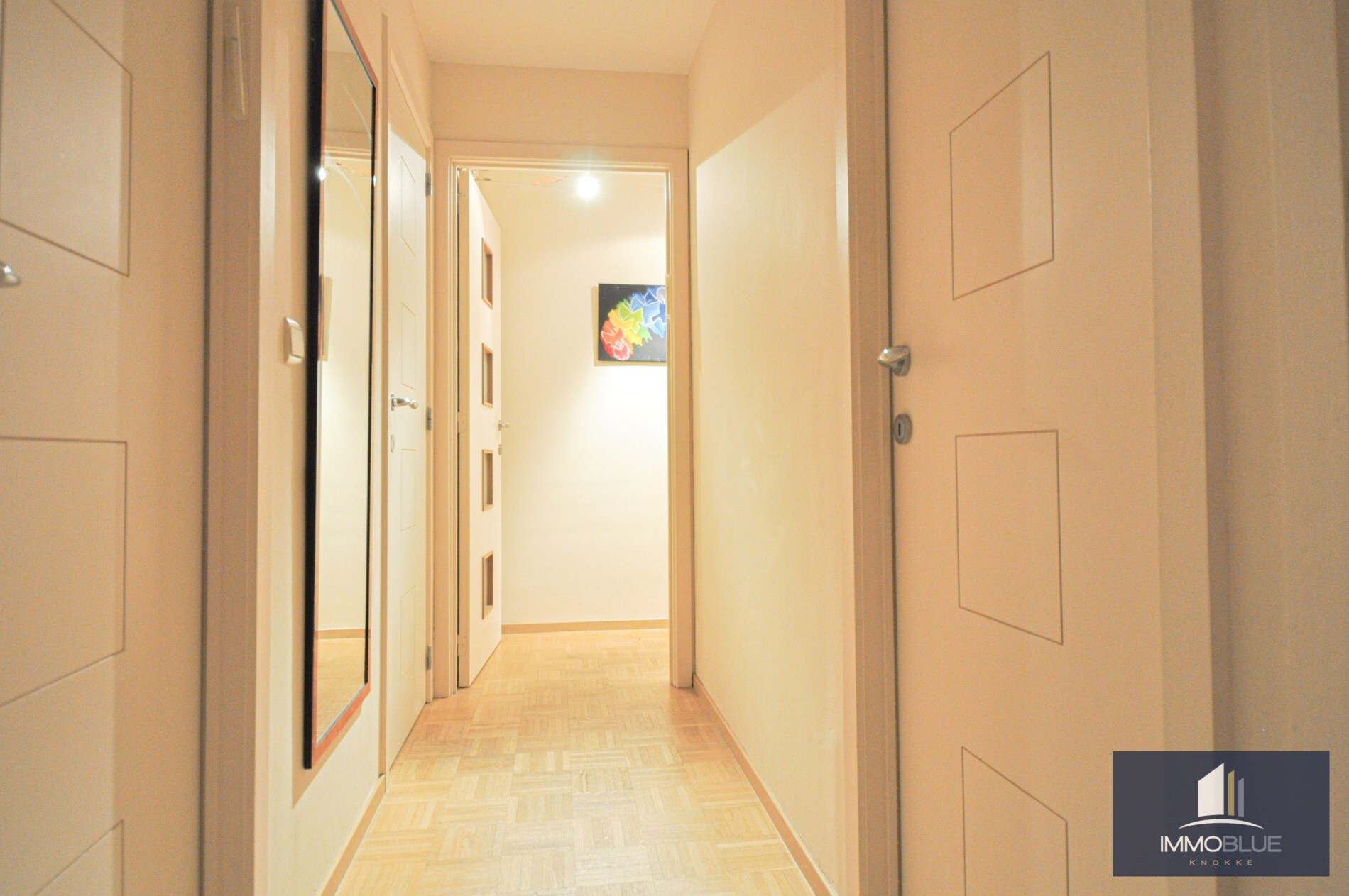 Lichtrijk appartement met een ruim zuidwest gericht terras gelegen nabij het commercieel centrum en het strand. 