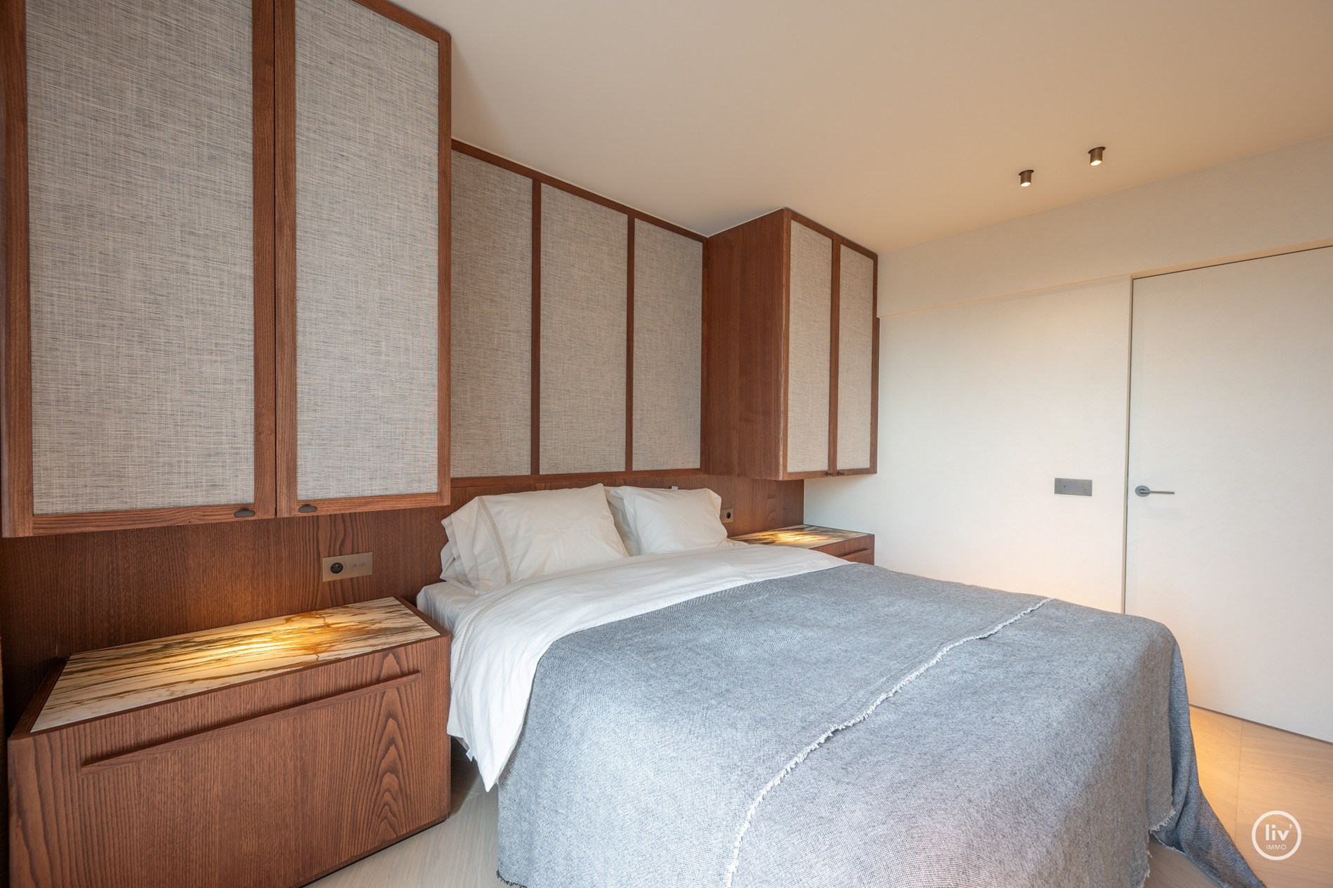 Volledig en subliem gerenoveerd zuid-west georiënteerd hoekappartement in een prestigieuze villaresidentie in het hart van het Zoute. 