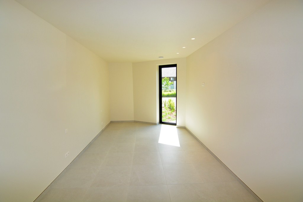 Gelijkvloers nieuwbouwappartement 124 m² met 2 slpk, tuintje en 2 autostandplaatsen. 