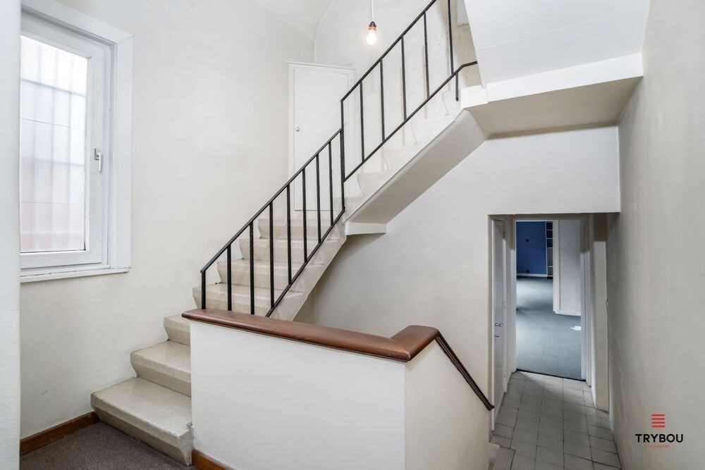 Uniek Handelspand met woonst op de Grote markt van Diksmuide. 