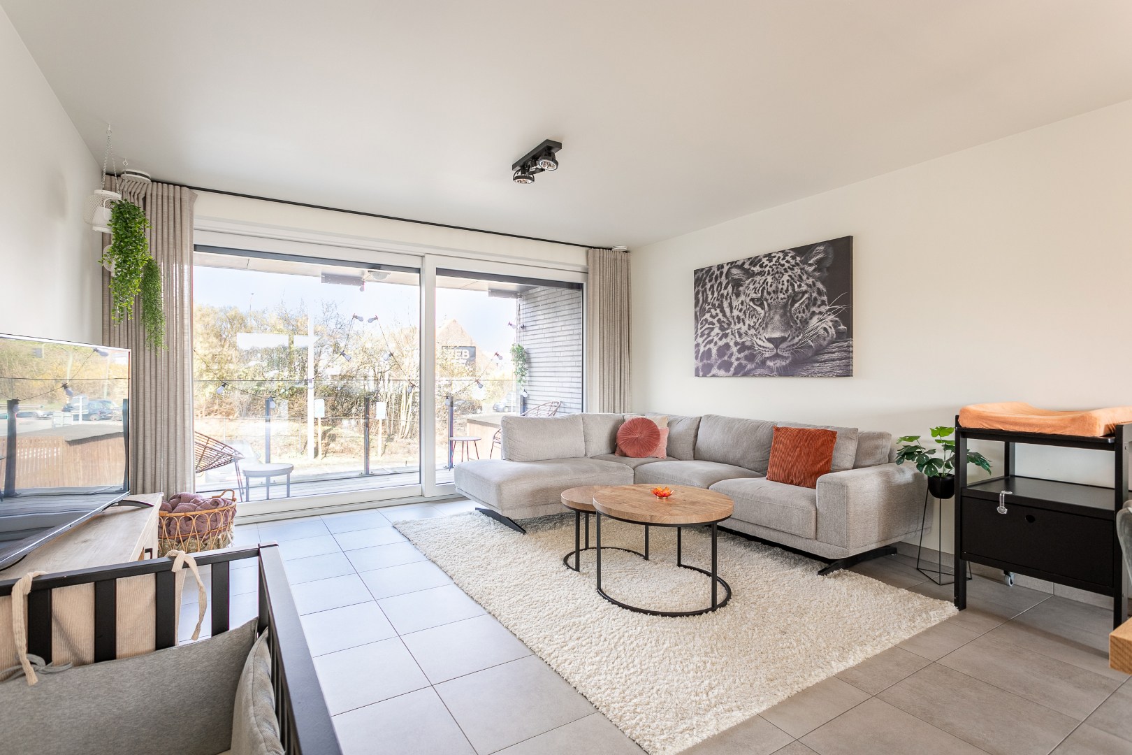 Recent, energiezuinig appartement met 2 slpks, 2 terrassen en autostaanplaats 